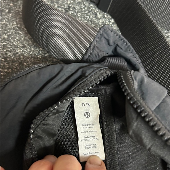 Lululemon Clean lines belt bag 2L - Picture 2 of 2